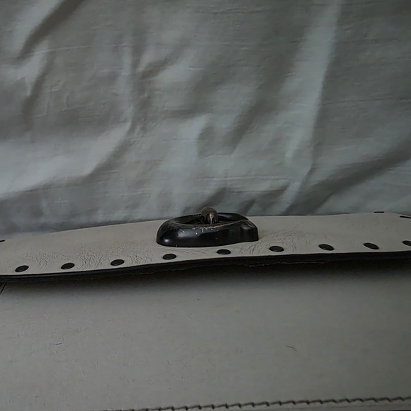 Coach Parker 18 shoulder bag in refined chalk or bone leather with rivets. - Picture 6 of 11